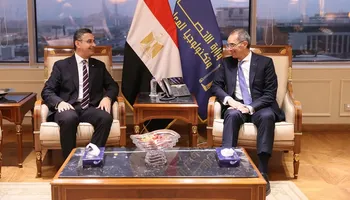 رئيس هيئة الرقابة المالية اثناء لقاءه مع رئيس الوزراء