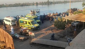 غرق سيارة ربع نقل في نهر النيل بقنا
