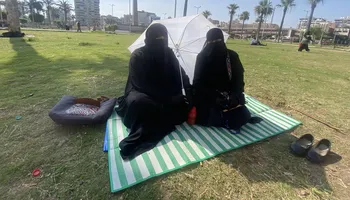 مش بنفارق اللجنة غير لما نتطمن على أولادنا.. حكاية شقيقتان تفترشان الأرض أمام لجنة ثانوية عامة ببورسعيد