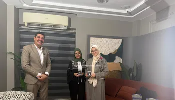 من أوائل الجمهورية.. مدرس يهدي طالبتين بالثانوية العامة «سبيكة ذهب عيار 24» وزن 5 جرامات