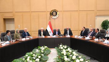 وزير الصناعة والنقل اثناء التوقيع