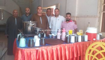 بوفيه مشروبات ساخــنة للناخبين ببلاش.. مواطن يحث المواطنين على المشاركة بانتخابات الشيوخ على طريقته الخاصة بكفر الشيخ