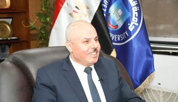 الدكتور ناصر مندور رئيس جامعة قناة السويس   