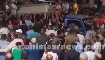 جانب من تشييع جثمان الشابين المتوفيين في حادث 
