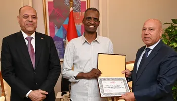 جانب من تكريم وزيرا النقل والعمل لعامل المزلقان