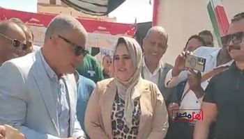 سيدة الخبز أم علي مع محافظ الإسماعيلية 