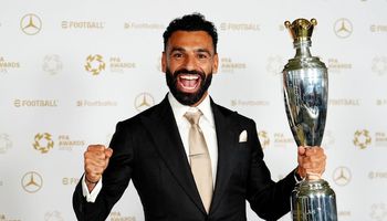 صلاح مع جائزة أفضل لاعب في الدوري الإنجليزي