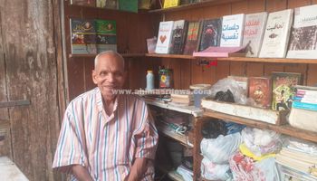 عم عباس، صاحب أقدم مكتبة لبيع الكتب بكفر الشيخ 