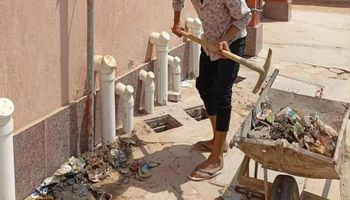 مدير المدرسة وأهالى القرية يشاركون في الصيانة