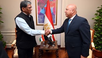 وزير الصناعة والسفير الهندى 