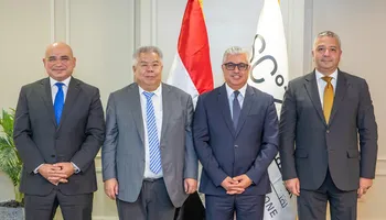 وليد جمال الدين أثناء توقيع العقد