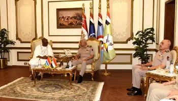 وزير الدفاع والإنتاج الحربي يلتقي وزير دفاع جمهورية جامبيا لمناقشة سبل دعم علاقات التعاون العسكري 