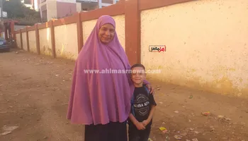 أعز من الولد ولد الولد.. جدة تصطحب حفيدها للحضانة بأول أيام العام الدراسي بكفر الشيخ