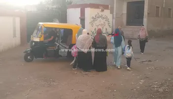 أولياء الأمور يوصلون صغارهم للمدرسة بأول أيام الدراسة بكفر الشيخ 