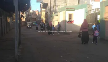 إيد في إيد... الأمهات يوصلون أبناءهم للمدرسة بأول أيام الدراسة بكفر الشيخ