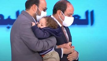 الدكتور محمود قنيبر أثناء تكريمه من الرئيس السيسي 