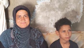 الطفل علي ووالدتة 