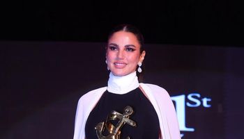 الفنانة درة تهدى تكريمها فى مهرجان بورسعيد السينمائي للشعب الفلسطيني 