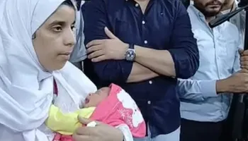 المتهمة تحمل رضيعها خلال محاكمتها