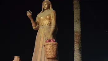 تمثال ملكة الفراولة بالإسماعيلية  