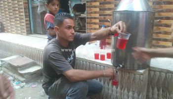 توزيع الشربات على الأهالي في احتفالات المولد النبوي بقرية محلة أبو علي بكفر الشيخ 