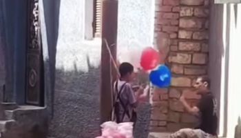 طفل يهدي شاب من ذوي الاحتياجات حلوي