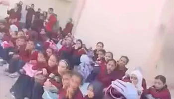 طلاب المدرسة بالفناء