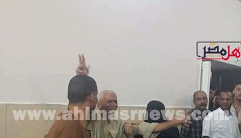 لحظة سقـوط وإغماء جد "أطفـل دلجا" ضحـايا زوجة والدهم أثناء محاكمة المتهمة