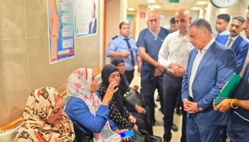 محافظ الإسماعيلية  في جولات مفاجأة للمجمع الطبي 