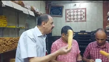 محافظ سوهاج يعنف صاحب مخبز فينو 