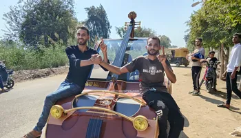 ميكانيكي ونجار يصنعان سيارة على شكل جيتار 