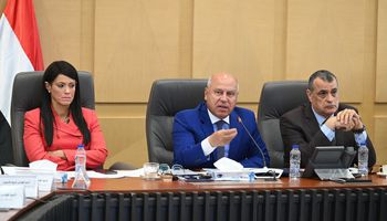 وزير الصناعة والنقل أثناء الاجتماع
