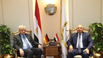 وزير الصناعة والنقل مع سفير ألمانيا بالقاهرة 