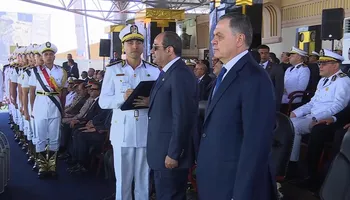 الرئيس السيسي يمنح أوائل الخريجين من أكاديمية الشرطة أنواط الامتياز
