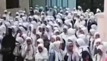 الطلاب بجنازة معلمهم