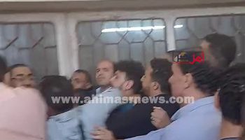 تشابك بالأيدي 