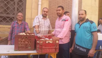 توزيع سندويتشات طعمية على زوار مسجد الشيخ إبراهيم الدسوقي 