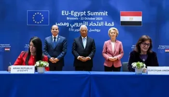 جانب من التوفيع