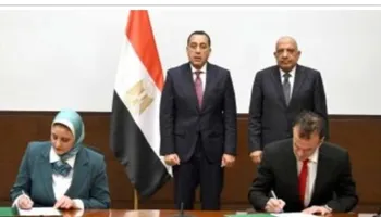 جانب من التوقيع