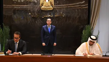 جانب من التوقيع