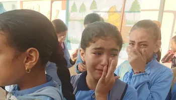 حزن طلاب وطالبات مدرسة لوفاة معلمهم