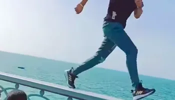 شاب يركض أعلى سور كوبري ستانلي