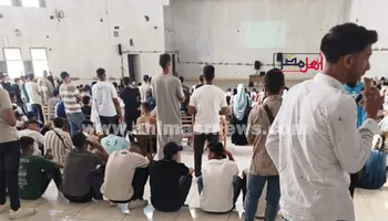 طلاب كلية زراعة يجلسون على الأرض 