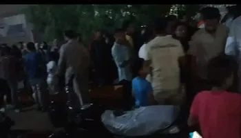 تجمع المواطنين خلال البحث عن الطفل داخل الماسورة