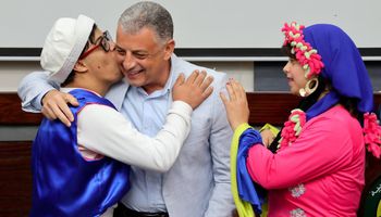 محافظ الإسماعيلية يشارك فرحة فرقه القلوب البيضاء 