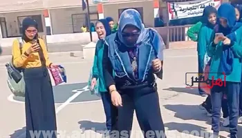 مديرة مدرسة ثانوى ببورسعيد تشارك الطالبات النشاط الرياضى و تلعب الأولى 