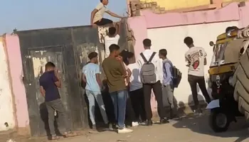 مشهد تسلق سور مدرسة بقنا 