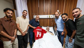 نجوم الاهلي في زيارة حسن شحاته