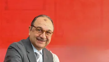 وزير قطاع الأعمال العام يدلي بصوته في انتخابات مجلس النواب 