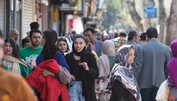 نساء بلا غطاء رأس يتحرّكن بثقة في قلب طهران